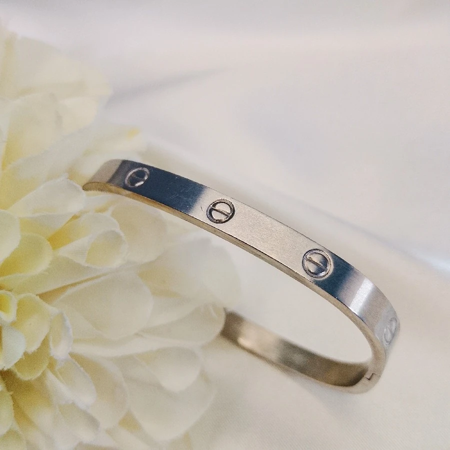 ÇELİK GÜMÜŞ RENGİ KARARMAZ PASLANMAZ KARE  MARKA   18 CM KELEPÇE