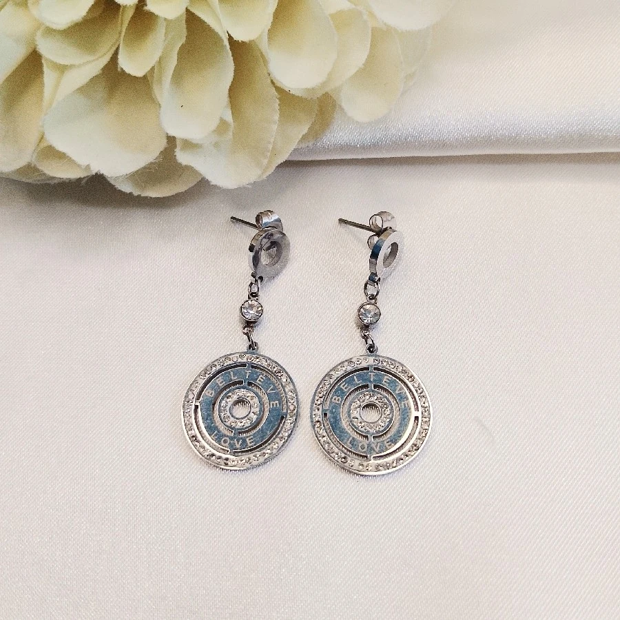 ÇELİK GÜMÜŞ RENGİ KARARMAZ PASLANMAZ TAŞLI KÜPE