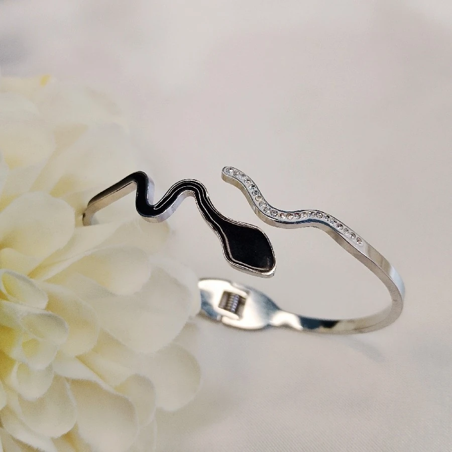 ÇELİK GÜMÜŞ RENGİ KARARMAZ PASLANMAZ SİYAH TAŞLI AYARLANABİLİR KELEPÇE