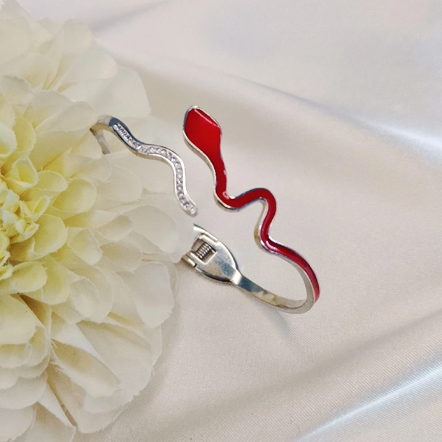 ÇELİK GÜMÜŞ RENGİ TAŞLI KIRMIZI  YILAN  AYARLANABİLİR KELEPÇE