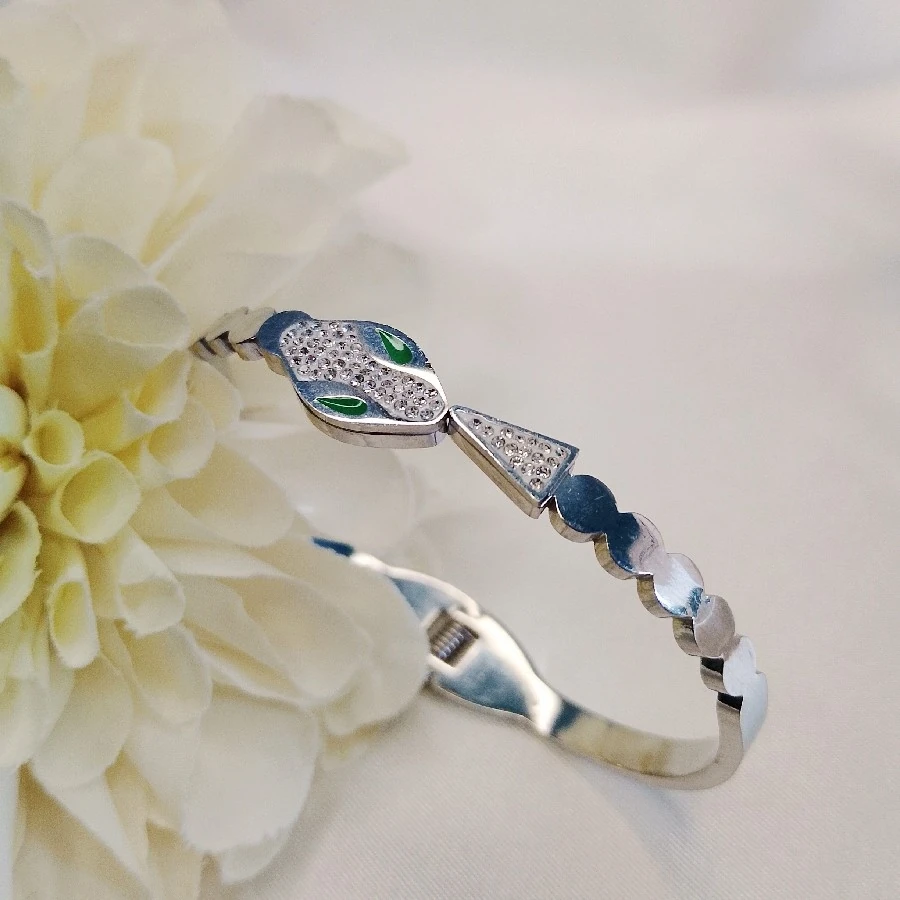 ÇELİK GÜMÜŞ RENGİ KARARMAZ PASLANMAZ TAŞLI YILAN  20 CM KELEPÇE