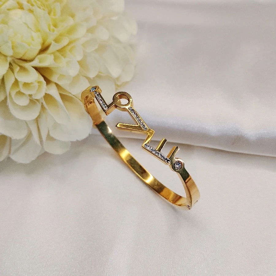 ÇELİK GOLD TAŞLI LOVE YAZILI 19 CM KARARMAZ PASLANMAZ KELEPÇE