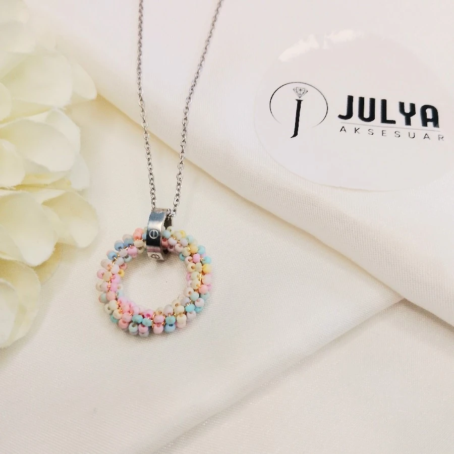 ÇELİK  GÜMÜŞ RENGİ PASLANMAZ KARARMAZ KUM BONCUKLU 45+5 CM KOLYE