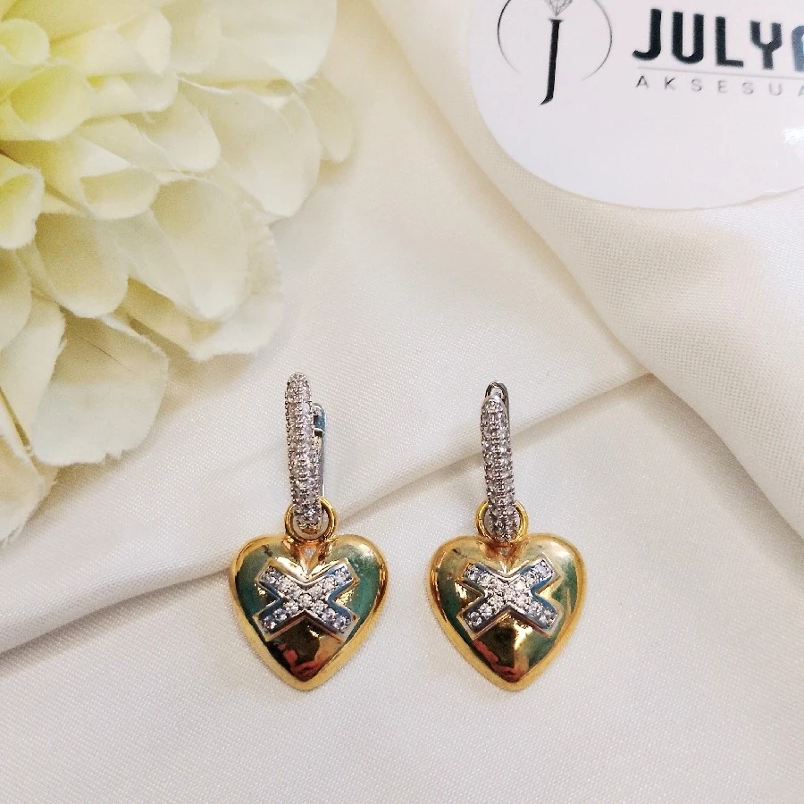 ÇELİK GÜMÜŞ RENGİ GOLD KARARMAZ PASLANMAZ TAŞLI KALP KÜPE