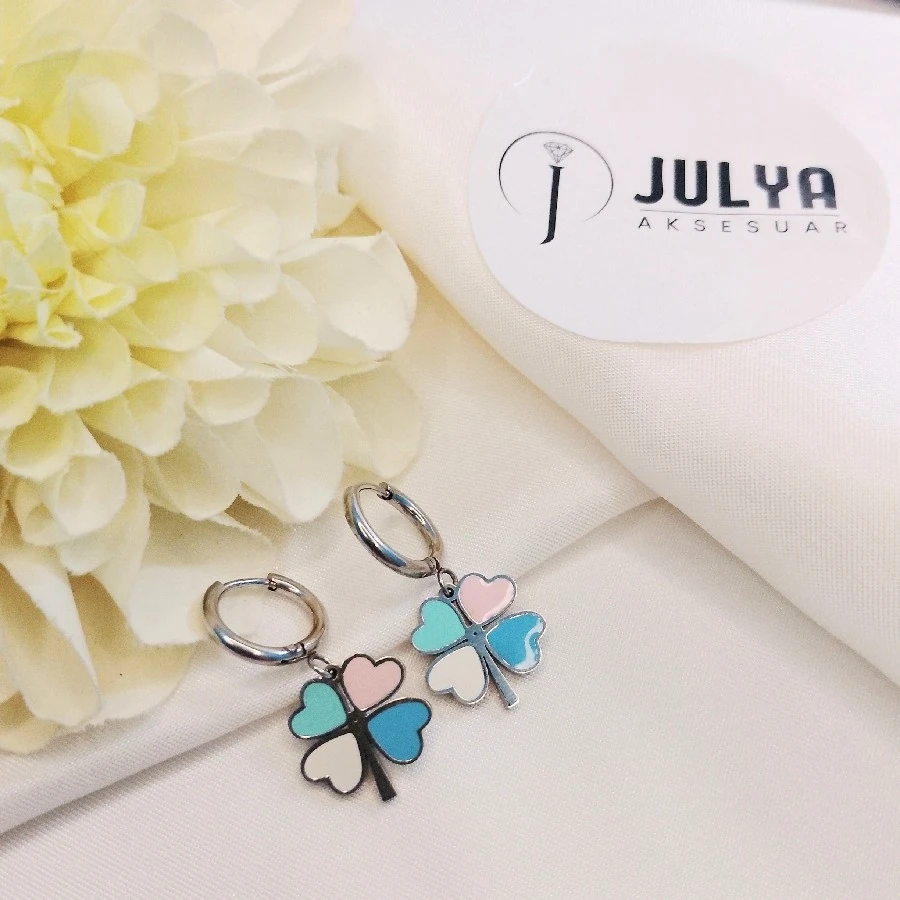 ÇELİK GÜMÜŞ RENGİ KARARMAZ PASLANMAZ RENKLİ  YONCA  KÜPE