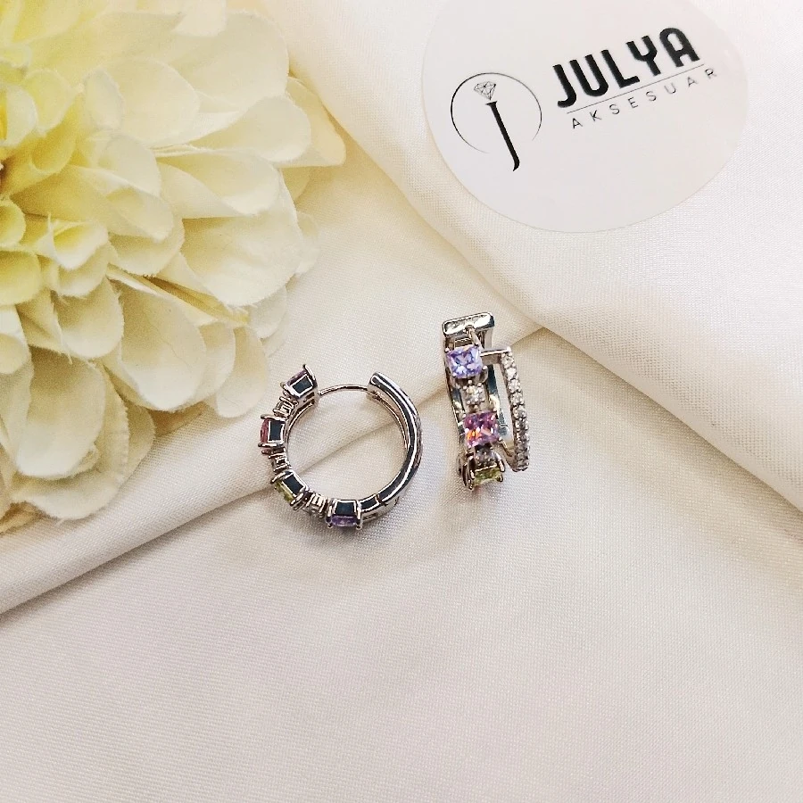 ÇELİK GÜMÜŞ RENGİ KARARMAZ PASLANMAZ RENKLİ KRİSTAL TAŞLI HALKA KÜPE