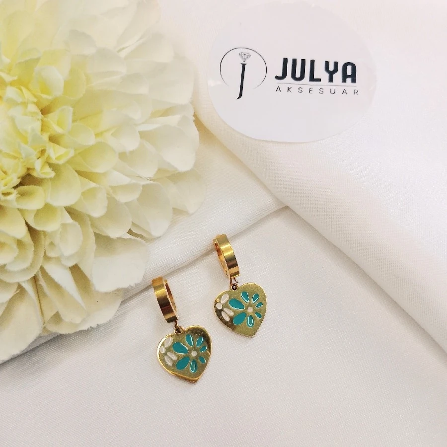 ÇELİK GOLD KARARMAZ PASLANMAZ YEŞİl BEYAZ RENKLİ KALPLİ KÜPE