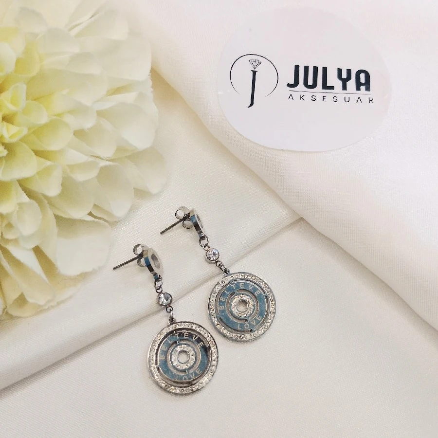 ÇELİK GÜMÜŞ RENGİ TAŞLI KARARMAZ PASLANMAZ SALLANTILI KÜPE