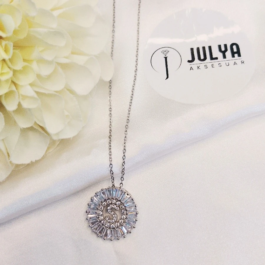 ÇELİK GÜMÜŞ RENGİ KARARMAZ PASLANMAZ KRİSTAL TAŞLI 45+5 CM HARF KOLYE