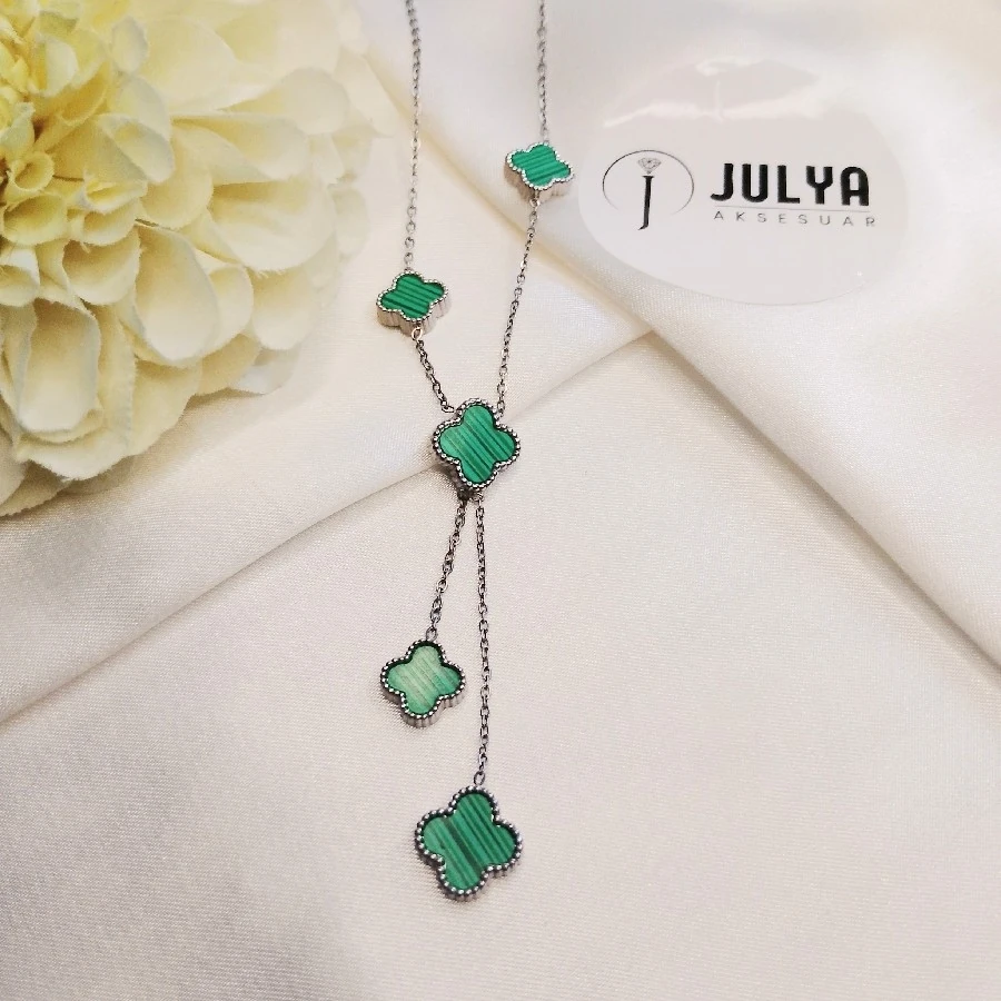 ÇELİK GÜMÜŞ RENGİ KARARMAZ PASLANMAZ MARKA YEŞİL  55+5 CM KOLYE