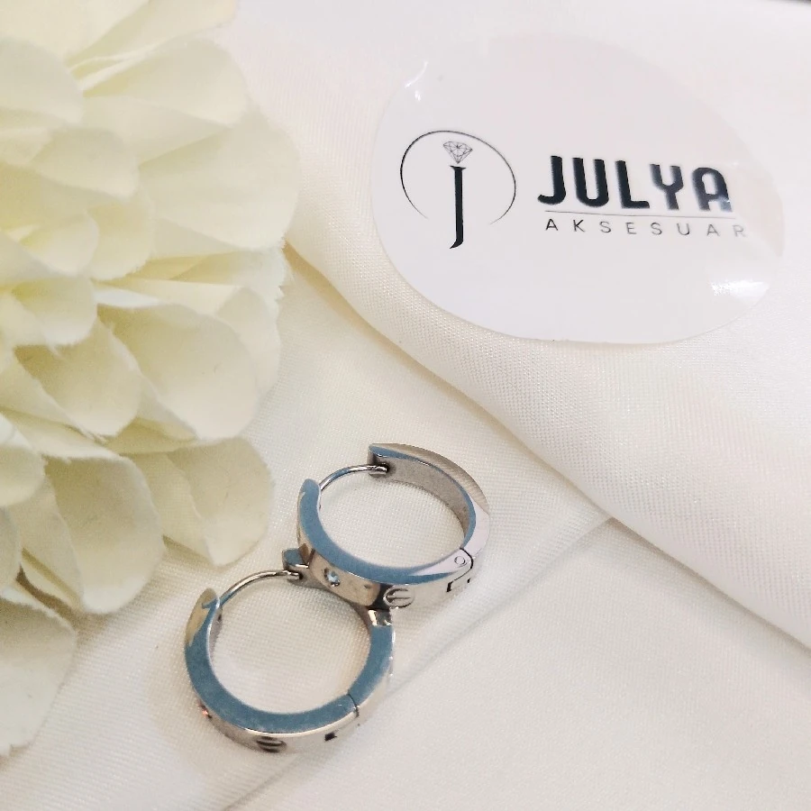 ÇELİK GÜMÜŞ RENGİ TAŞLI MARKA KARARMAZ PASLANMAZ  HAKKA KÜPE