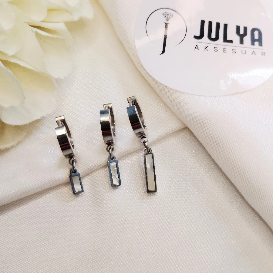 ÇELİK GÜMÜŞ RENGİ SEDEFLİ  KARARMAZ PASLANMAZ  3 LÜ KÜPE