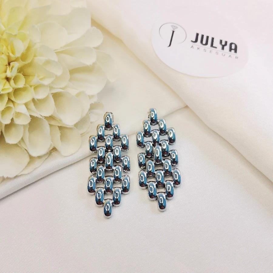 ÇELİK GOLD  GÜMÜŞ RENGİ KARARMAZ PASLANMAZ ŞIK KÜPE