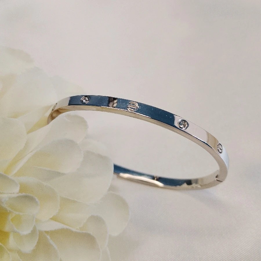 ÇELİK GÜMÜŞ RENGİ MARKA KARARMAZ PASLANMAZ TAŞLI  21 CM KELEPÇE