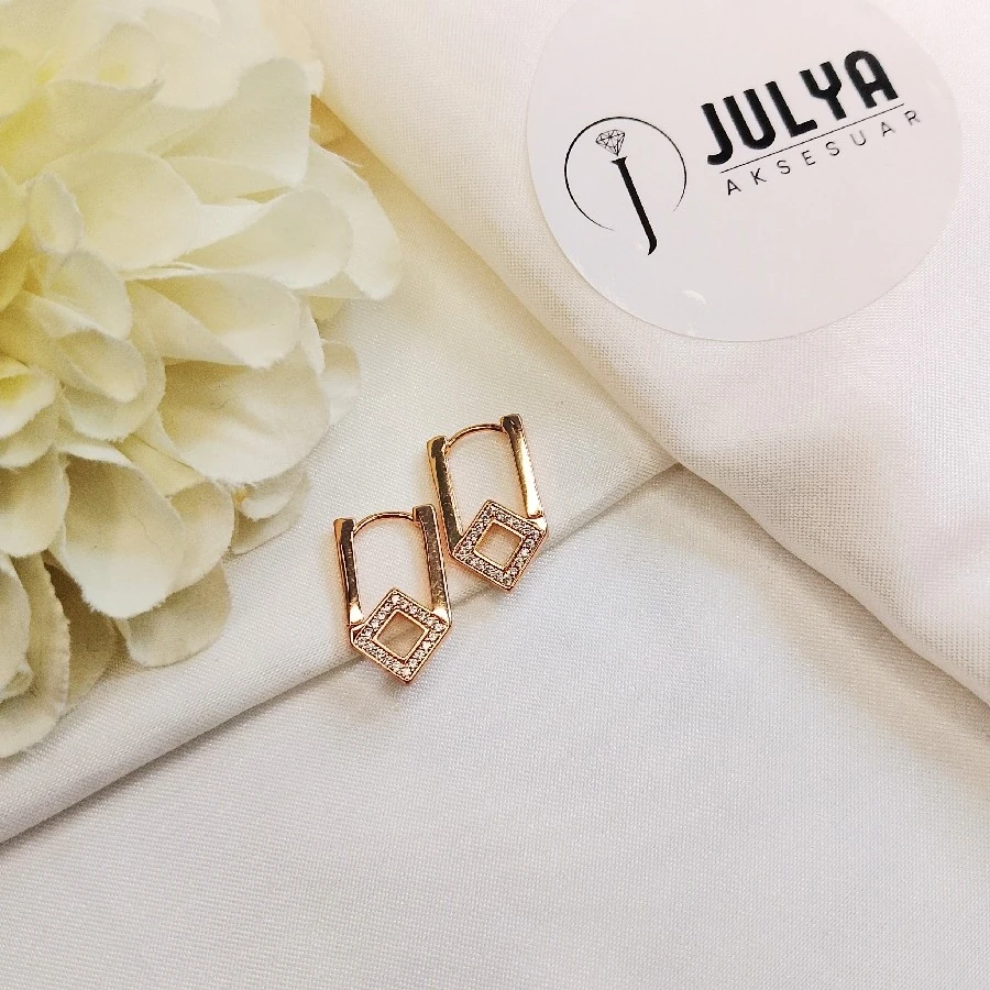 ÇELİK  VİP XUPİNG KARARMAZ PASLANMAZ TAŞLI   FARKLI HALKA KÜPE