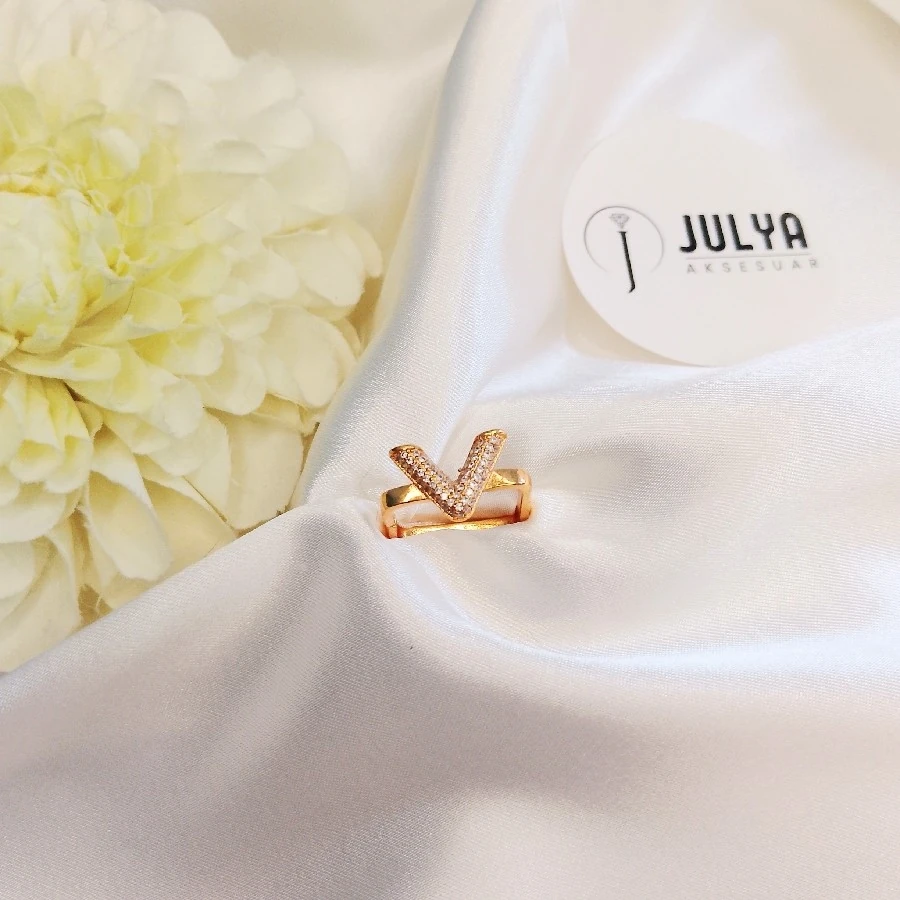 ÇELİK GOLD KARARMAZ PASLANMAZ TAŞLI V ABLEMLİ AYARLANABİLİR YÜZÜK