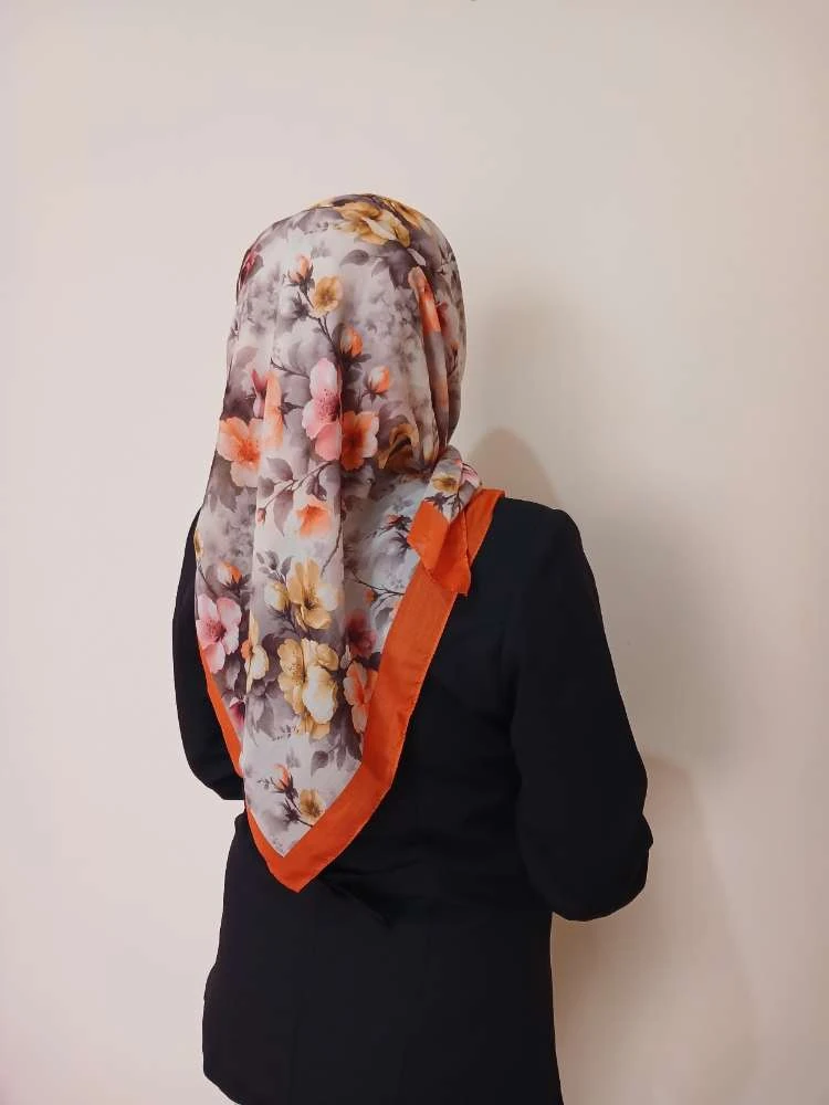 Çiçek Desenli Turuncu Eşarp