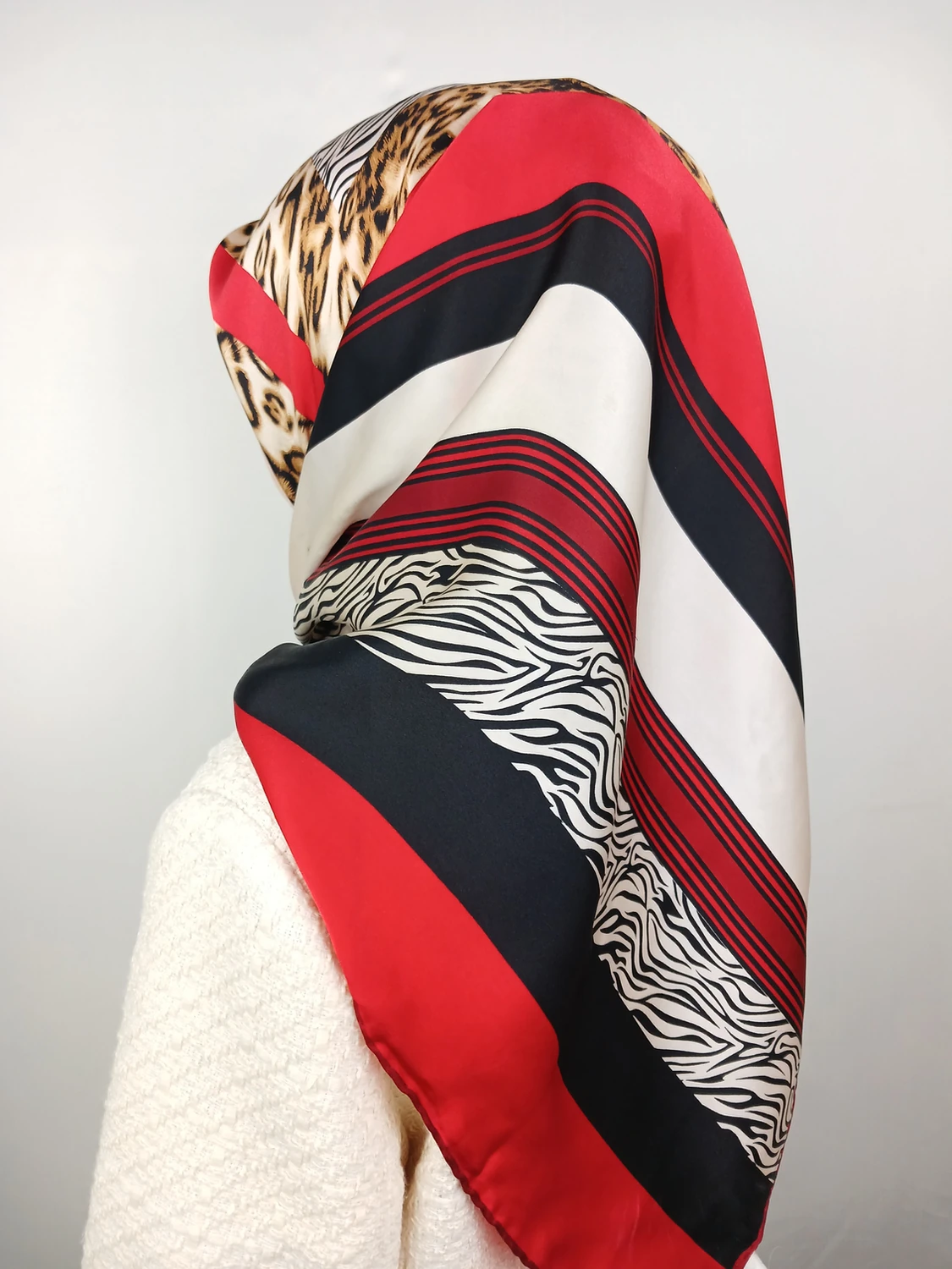 Kırmızı leopar İpek Eşarp