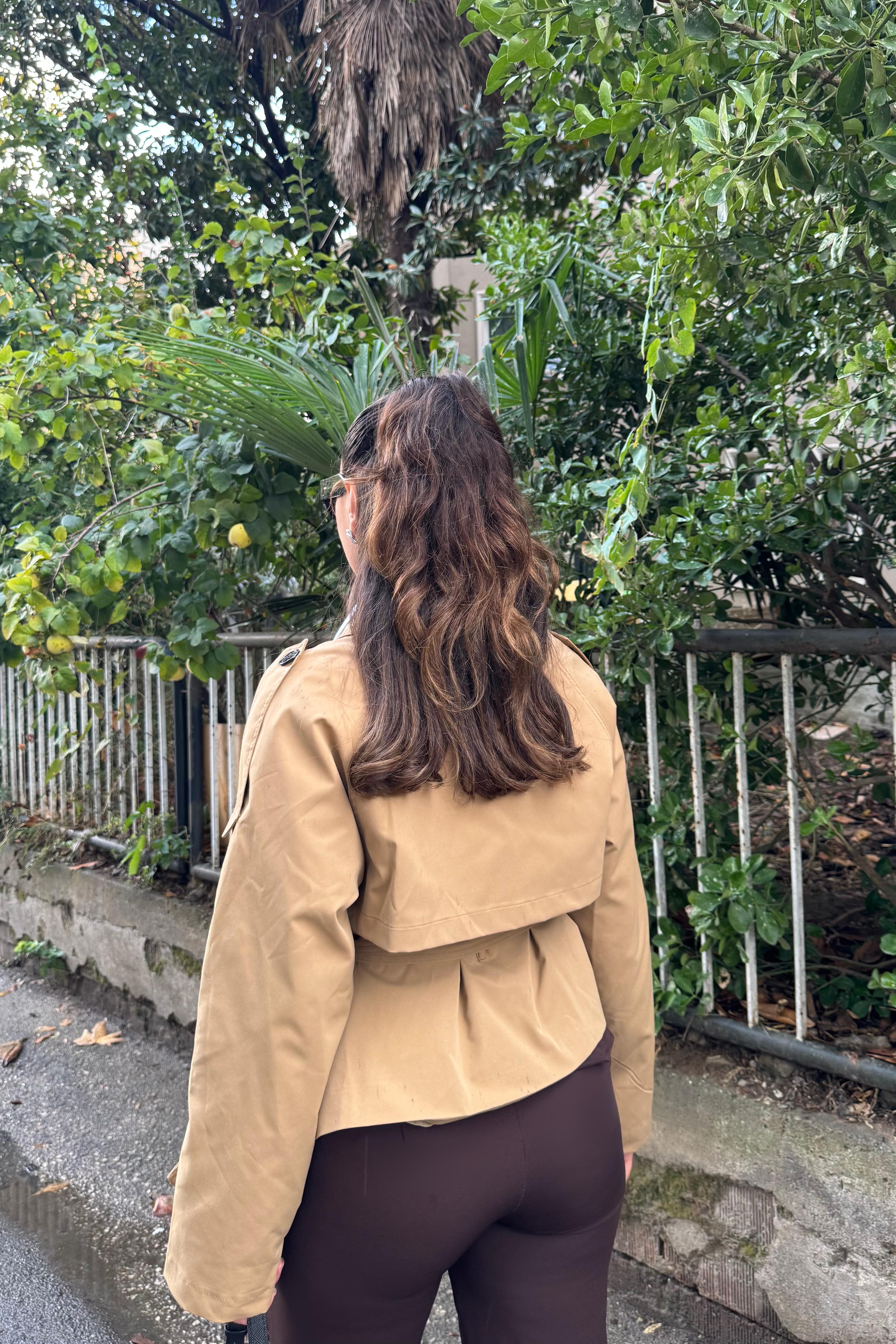 Kemer Detaylı Kısa Trençkot – Camel