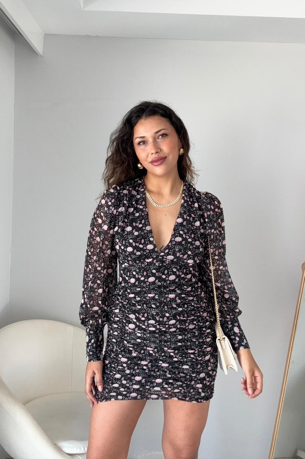 Midnight Blossom Şifon Mini Elbise – Siyah Pembe Çiçek Desenli Drapeli Uzun Kollu