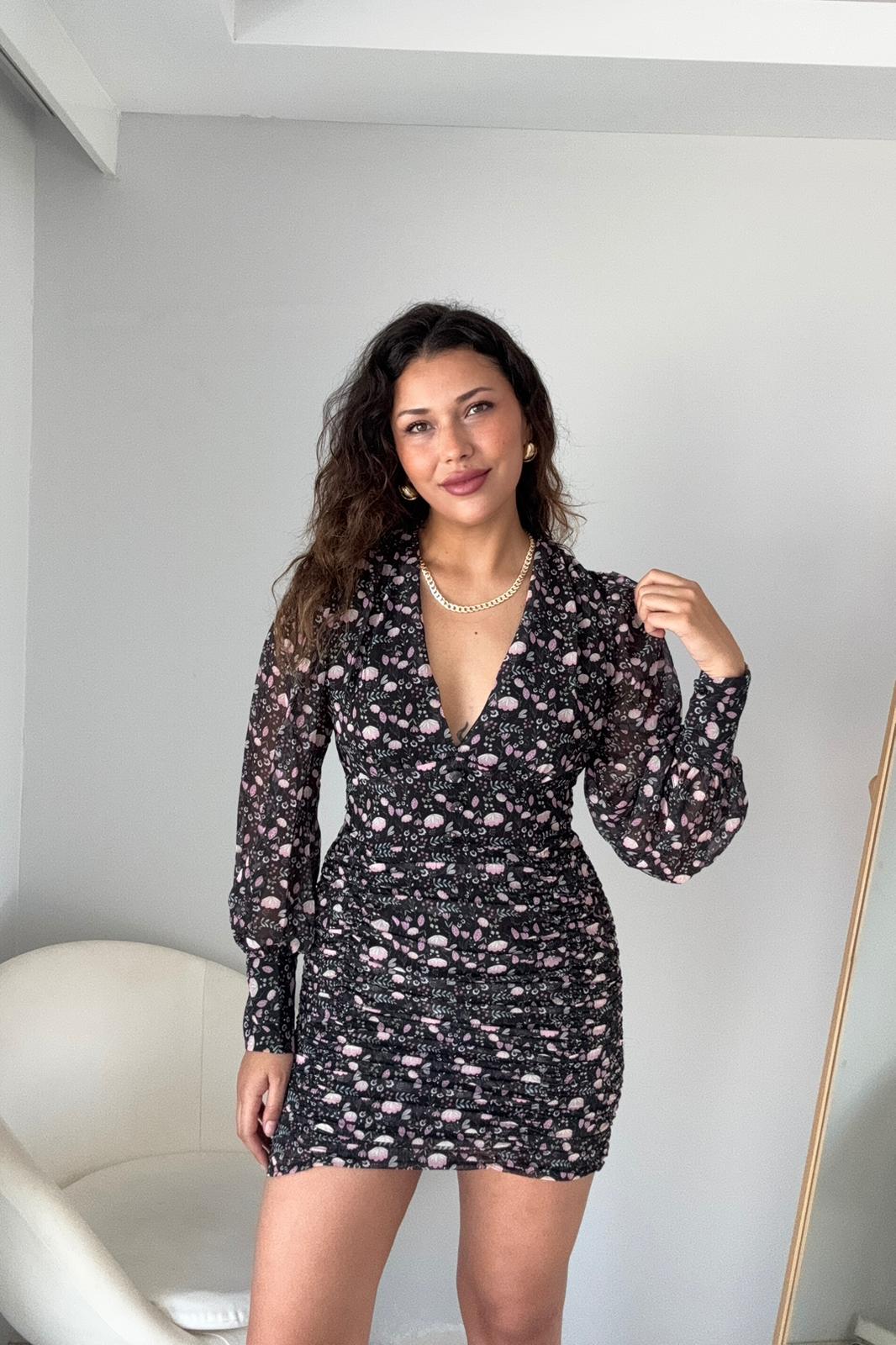 Midnight Blossom Şifon Mini Elbise – Siyah Pembe Çiçek Desenli Drapeli Uzun Kollu