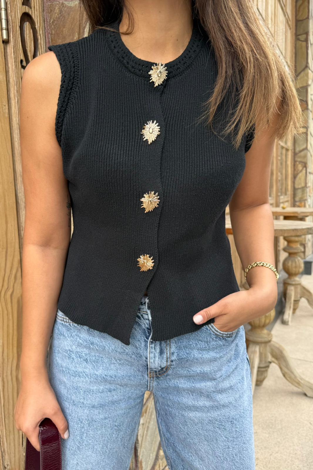 Güneş Düğme Detaylı Triko Yelek