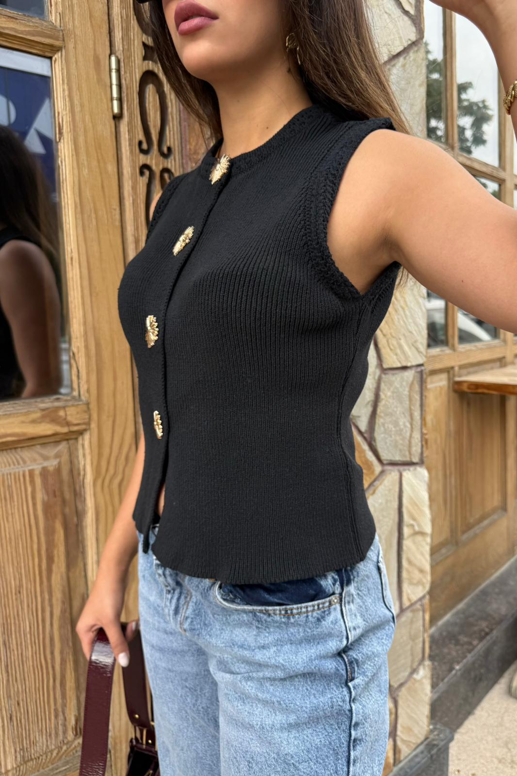 Güneş Düğme Detaylı Triko Yelek