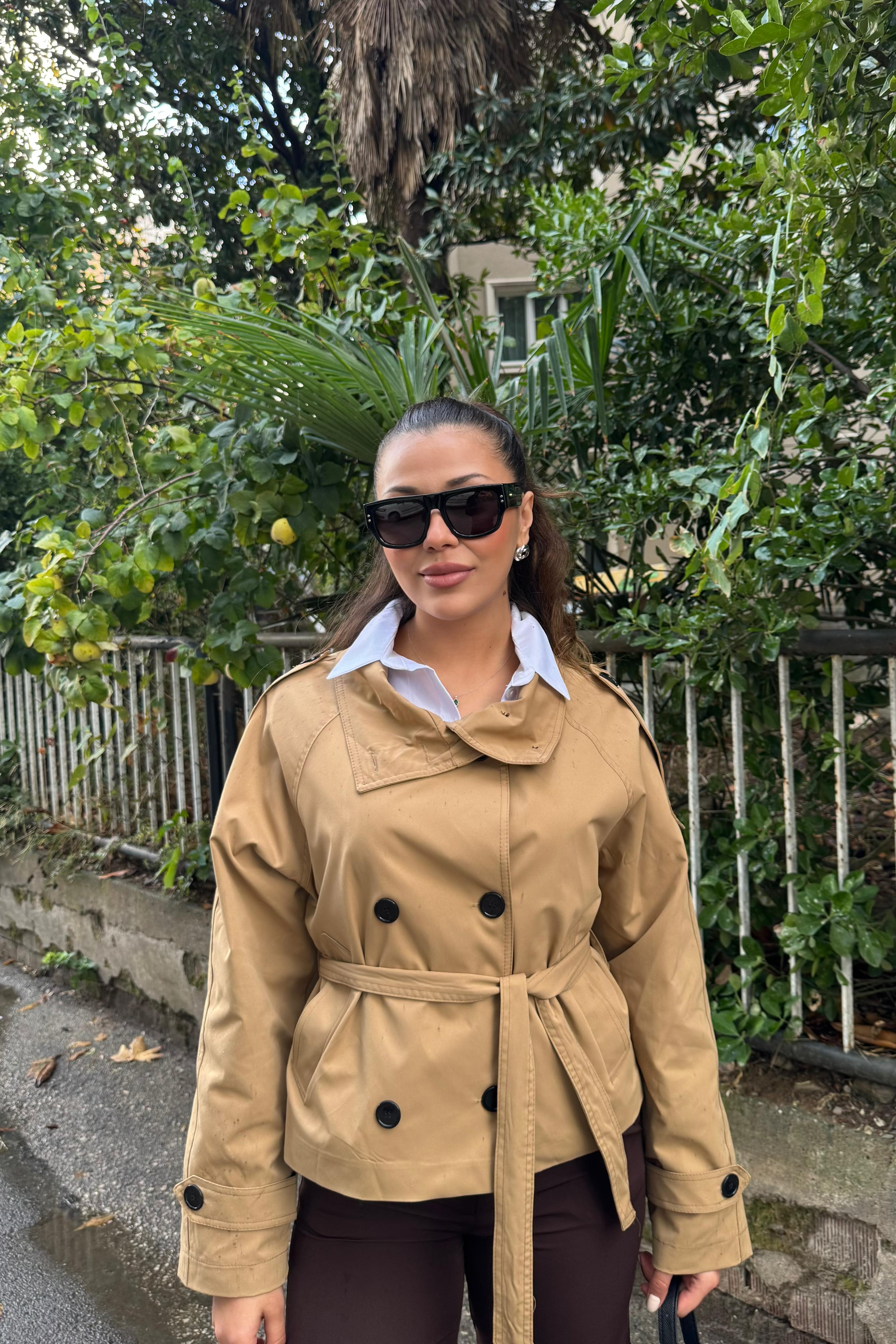 Kemer Detaylı Kısa Trençkot – Camel