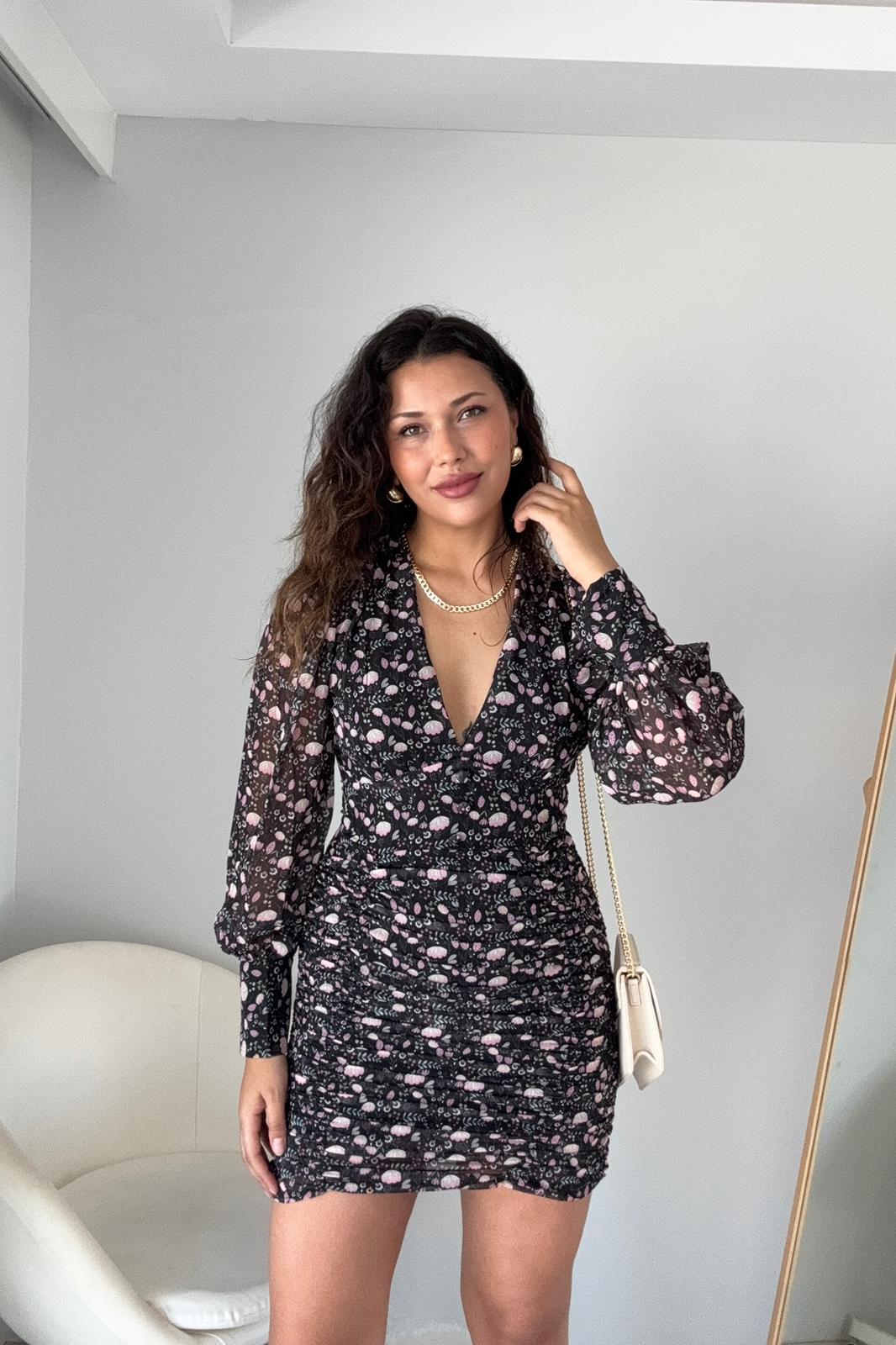 Midnight Blossom Şifon Mini Elbise – Siyah Pembe Çiçek Desenli Drapeli Uzun Kollu