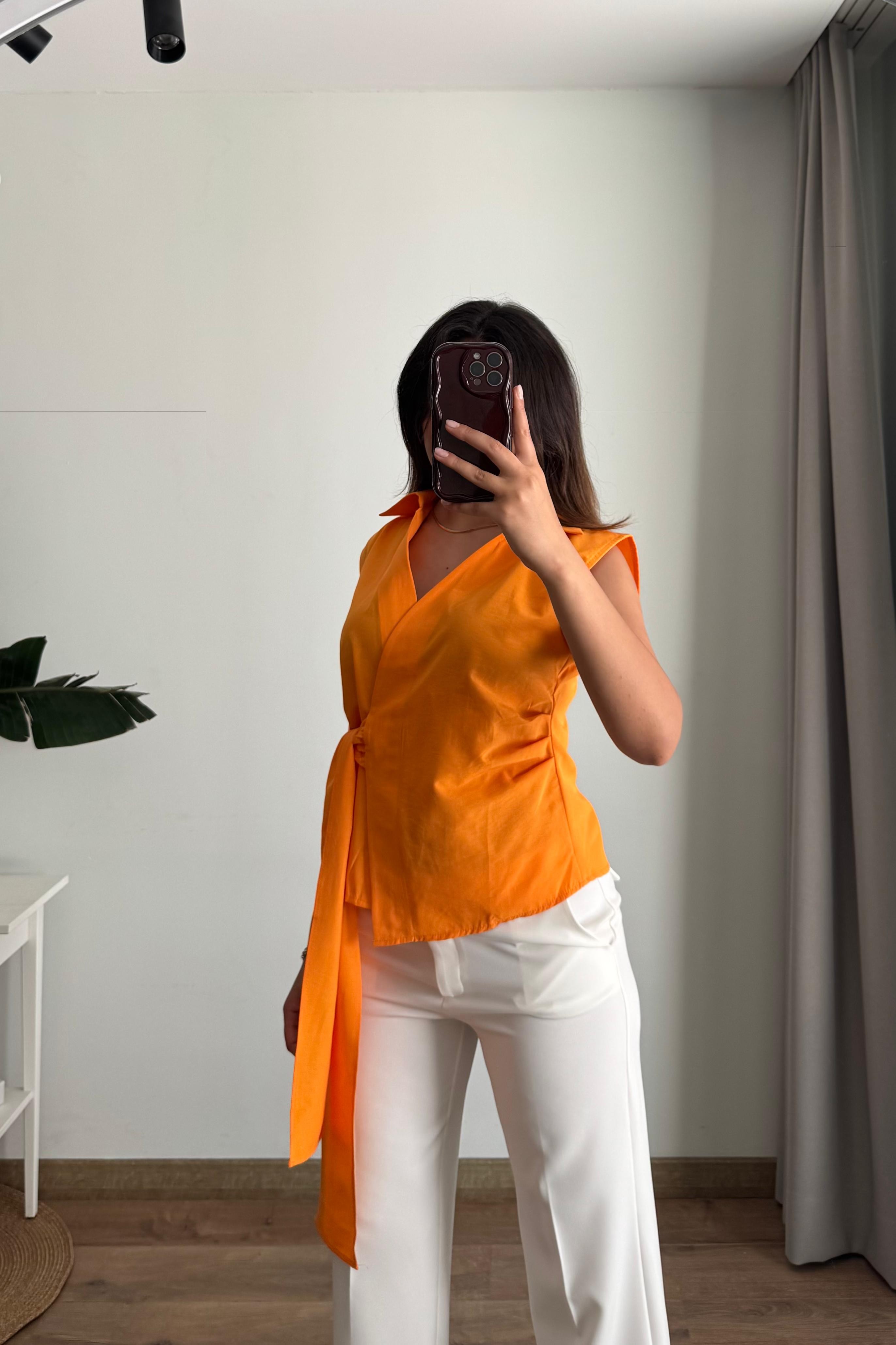 Drape Detaylı Kuşaklı Sıfır Kol Gömlek Yaka Bluz