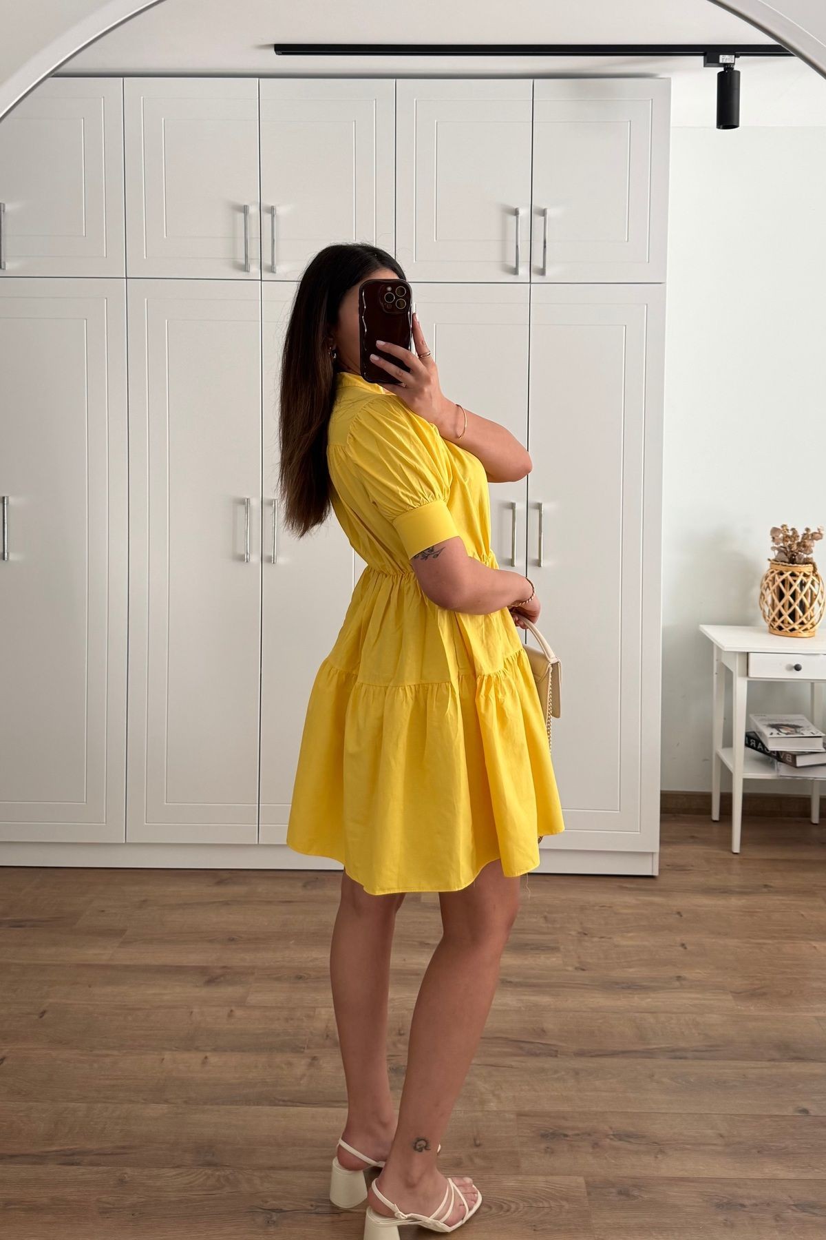 Poplin Hakim Yaka Katlı Mini Elbise – Puf Kol Detaylı
