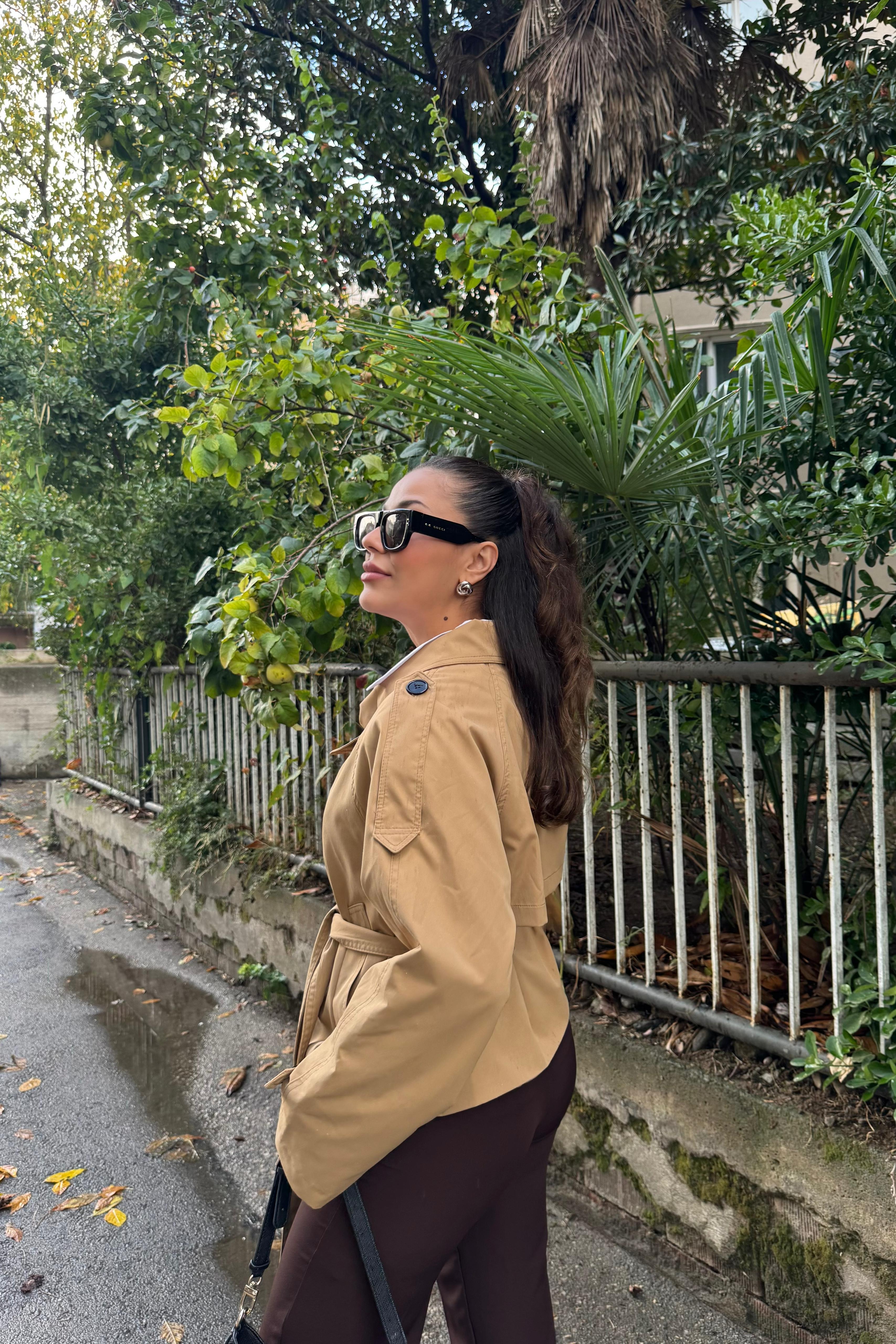 Kemer Detaylı Kısa Trençkot – Camel