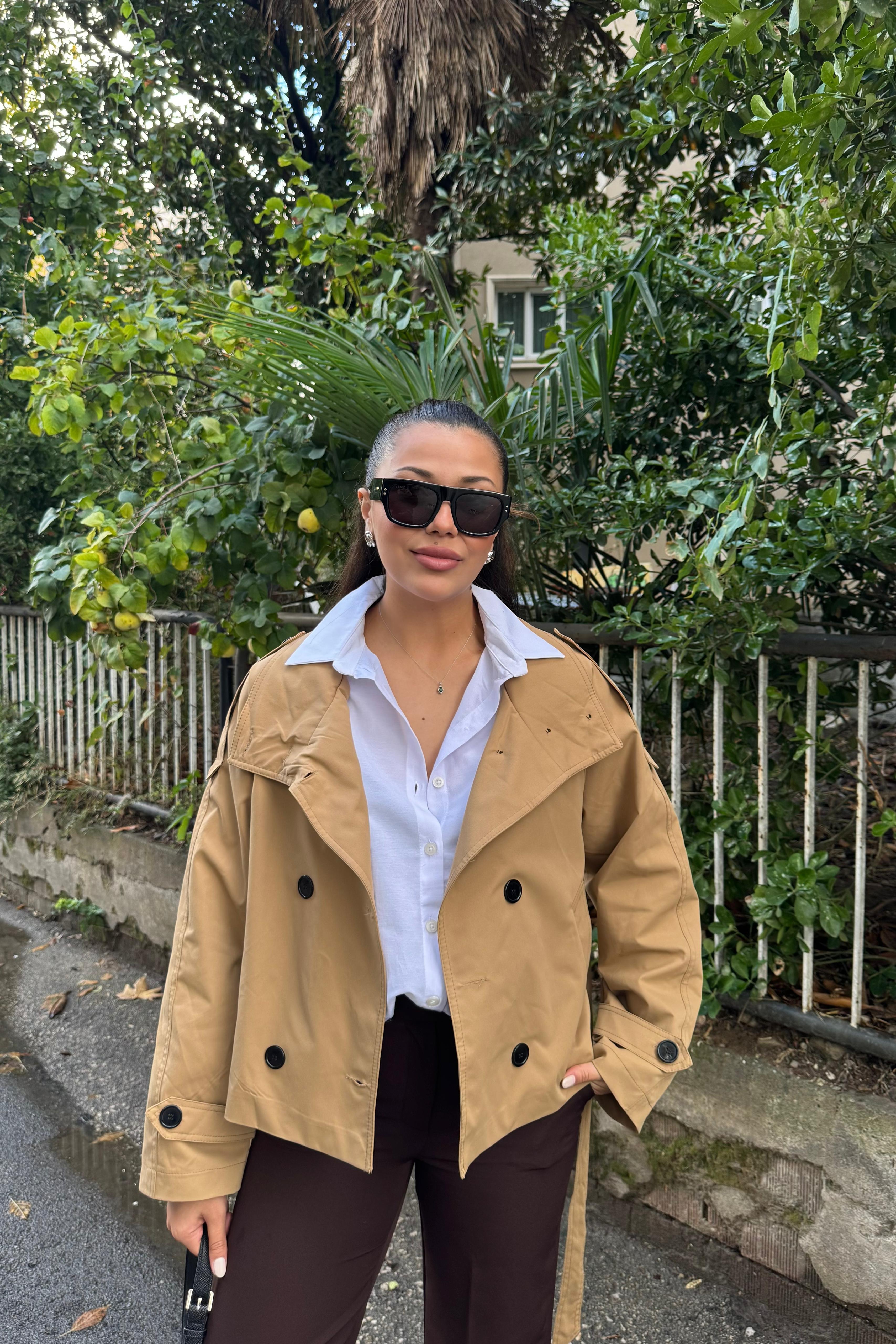 Kemer Detaylı Kısa Trençkot – Camel