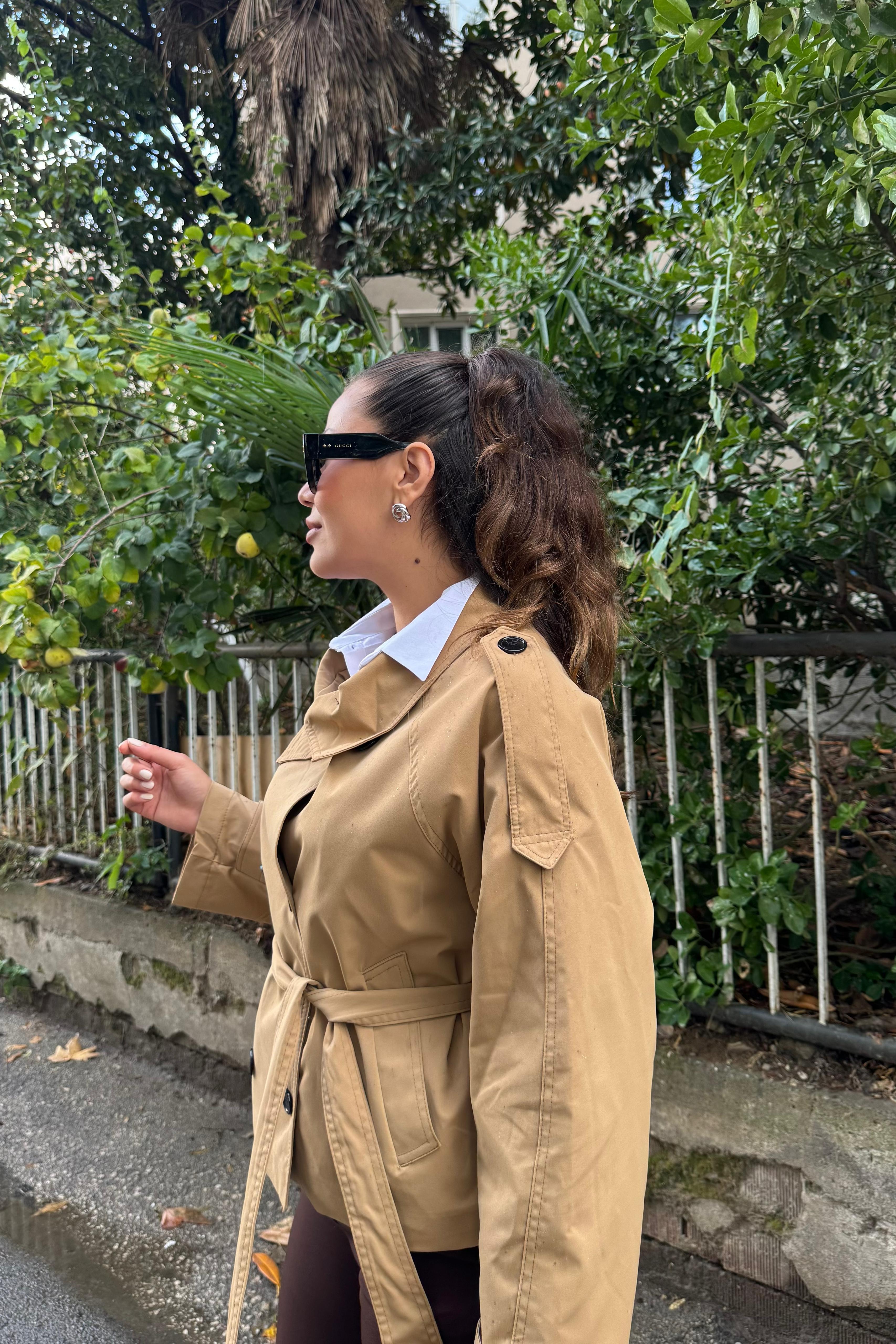 Kemer Detaylı Kısa Trençkot – Camel