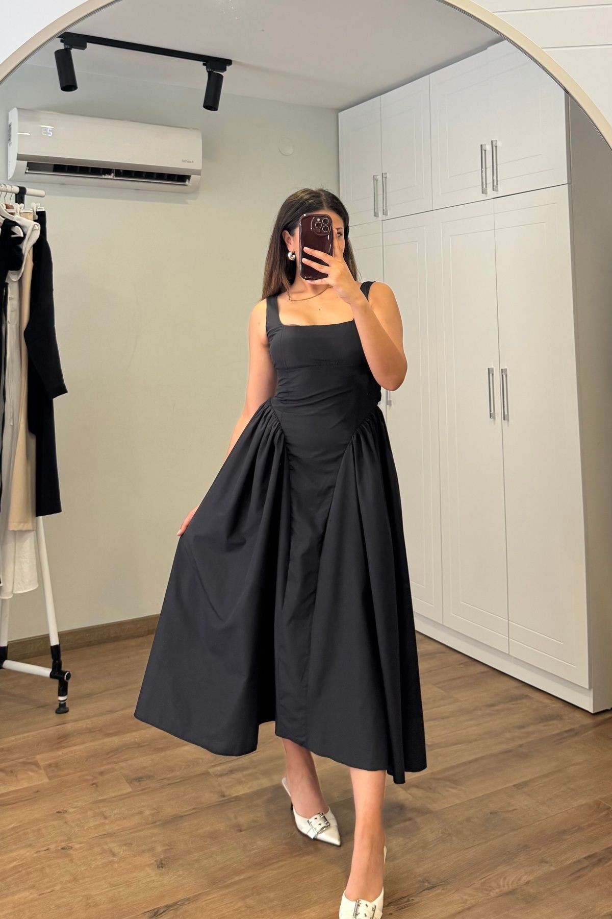 Kare Yaka Kuşaklı Drapeli Poplin Midi Elbise – Siyah & Bordo