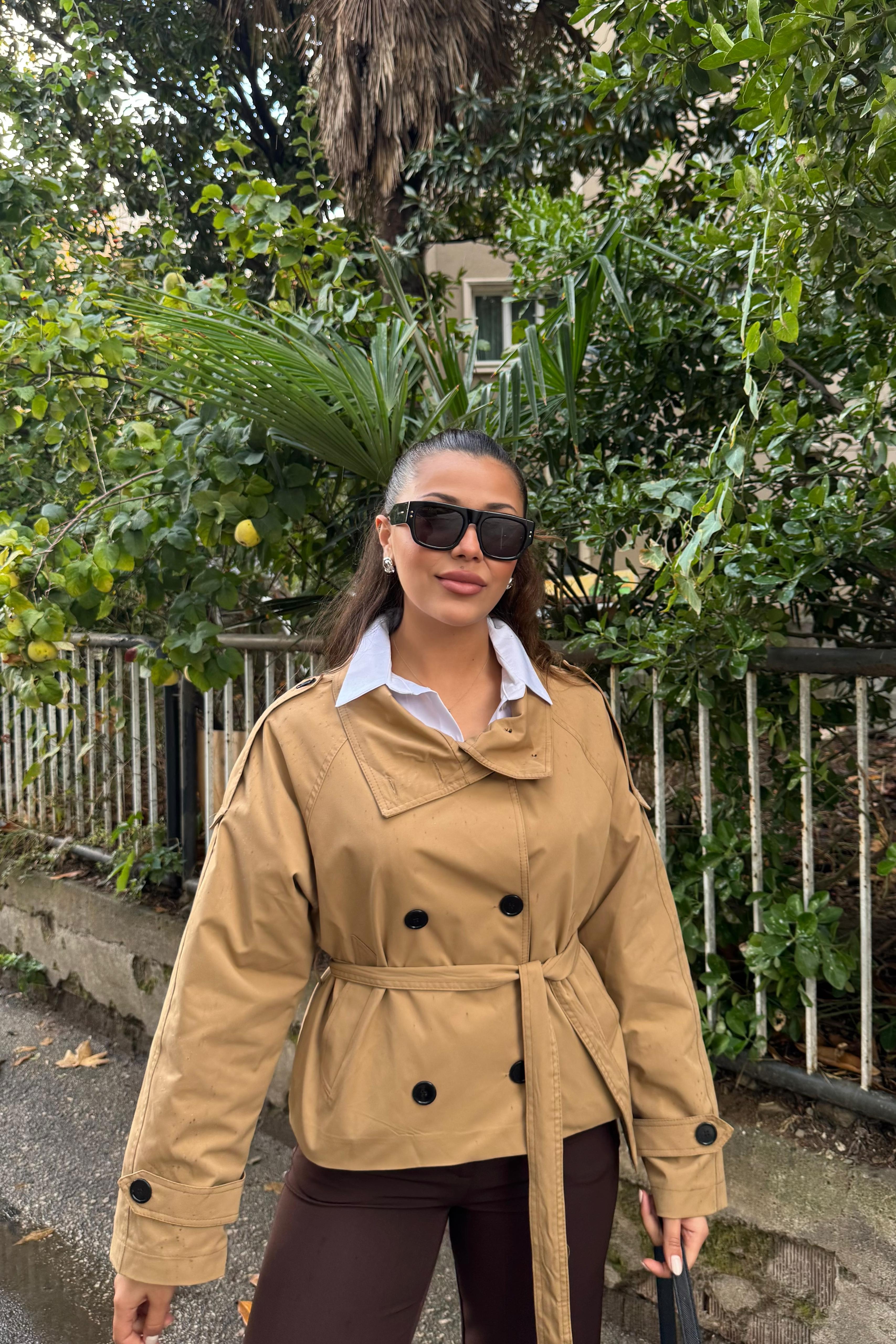 Kemer Detaylı Kısa Trençkot – Camel