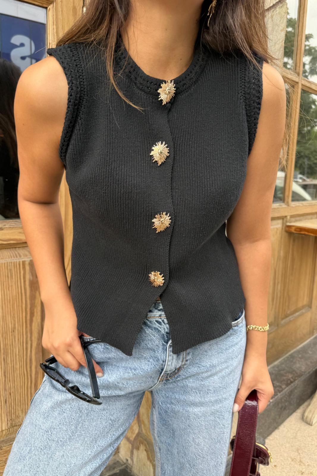 Güneş Düğme Detaylı Triko Yelek