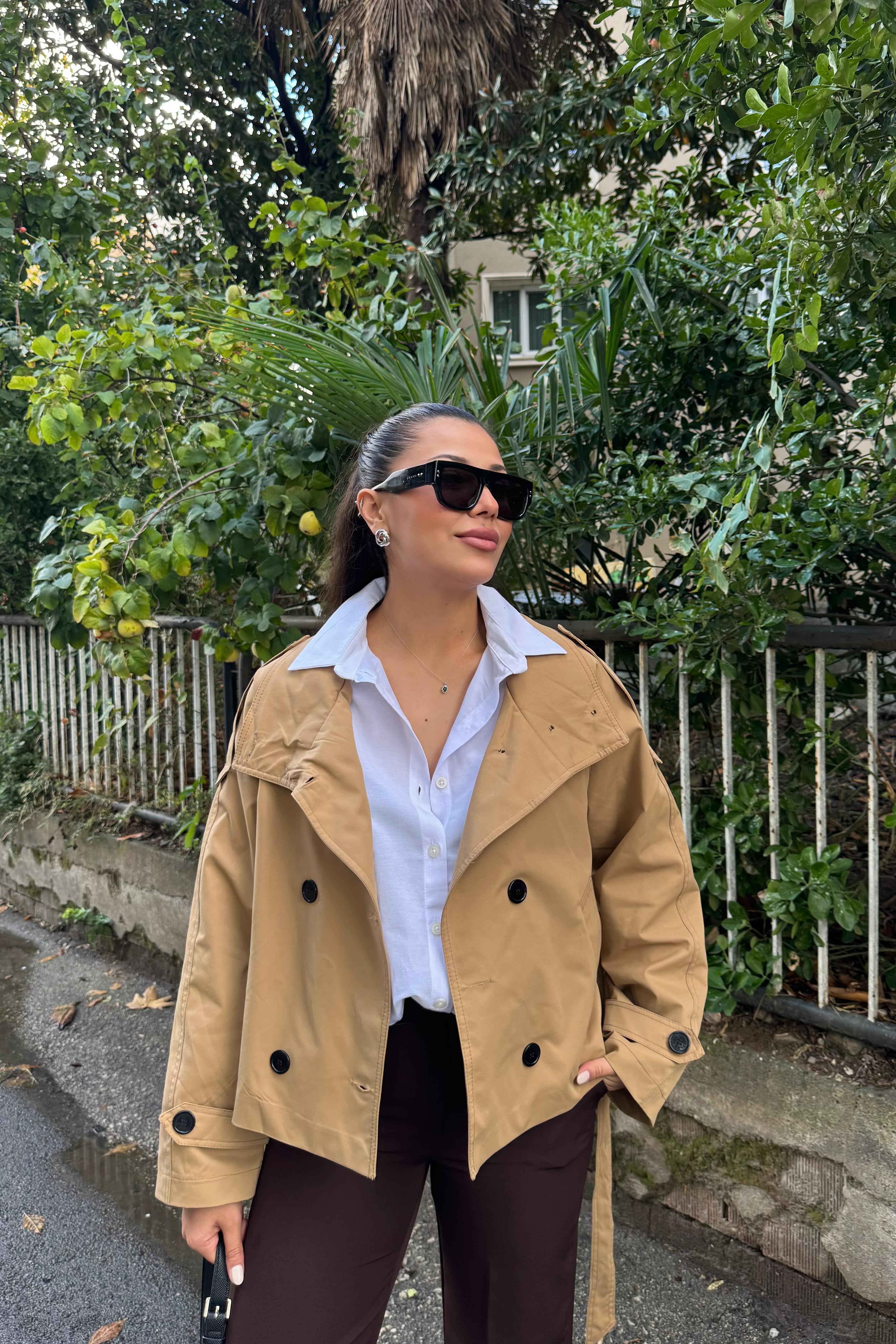 Kemer Detaylı Kısa Trençkot – Camel