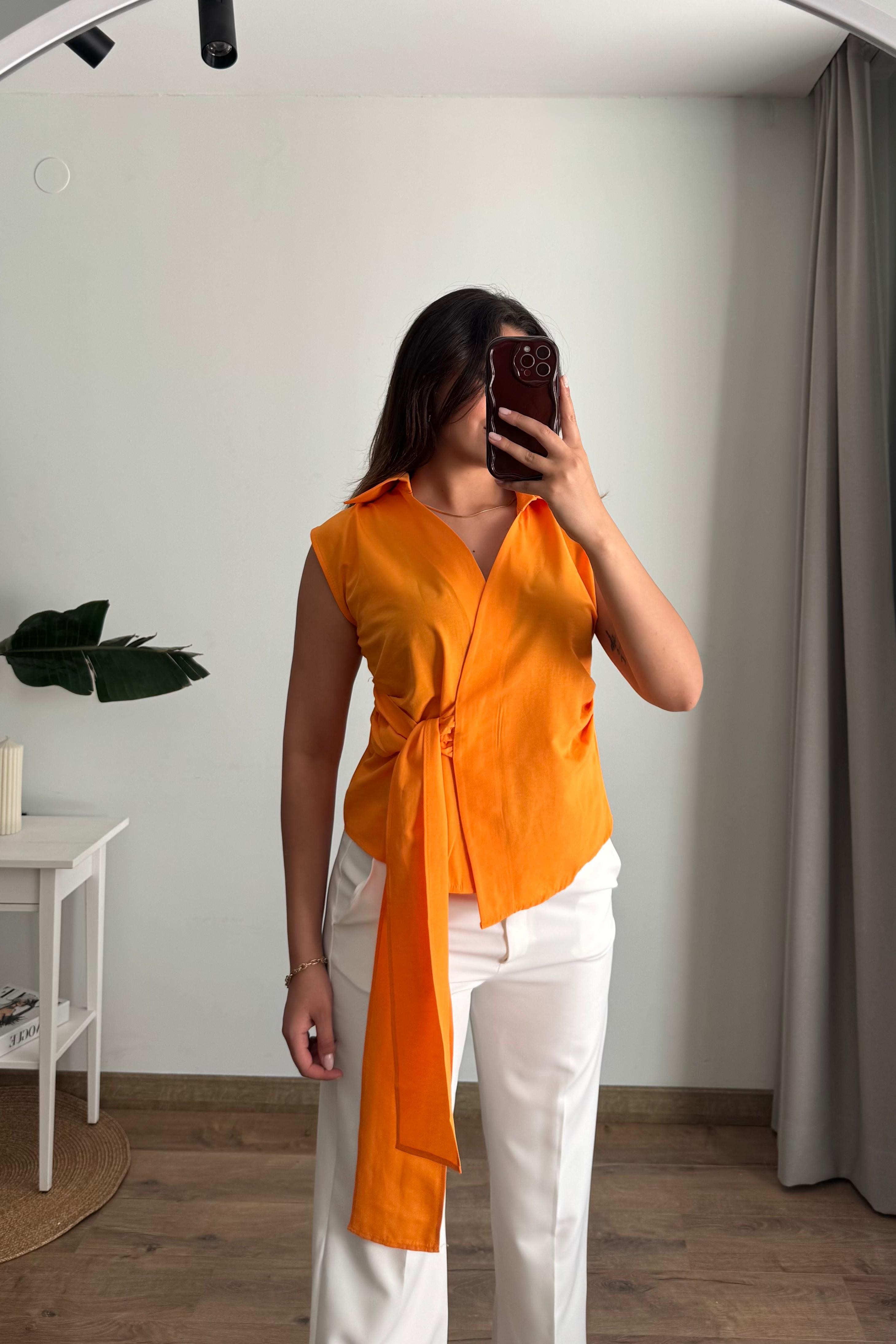 Drape Detaylı Kuşaklı Sıfır Kol Gömlek Yaka Bluz
