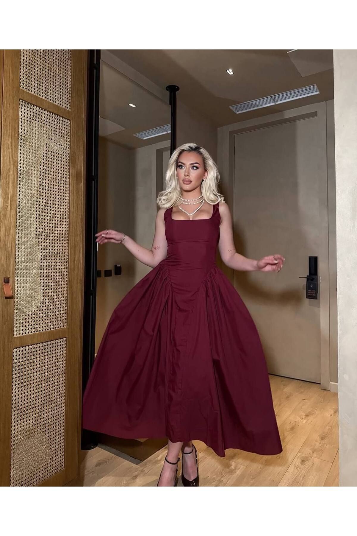 Kare Yaka Kuşaklı Drapeli Poplin Midi Elbise – Siyah & Bordo - bordo