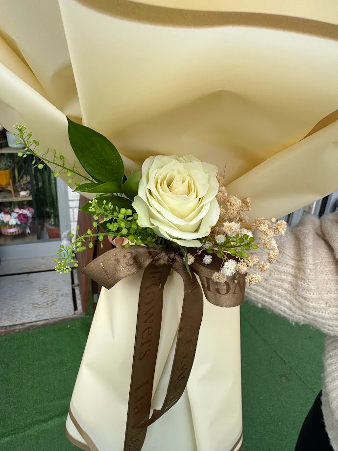 41 Adet İthal Kapiçino ve Beyaz Gül Buketi