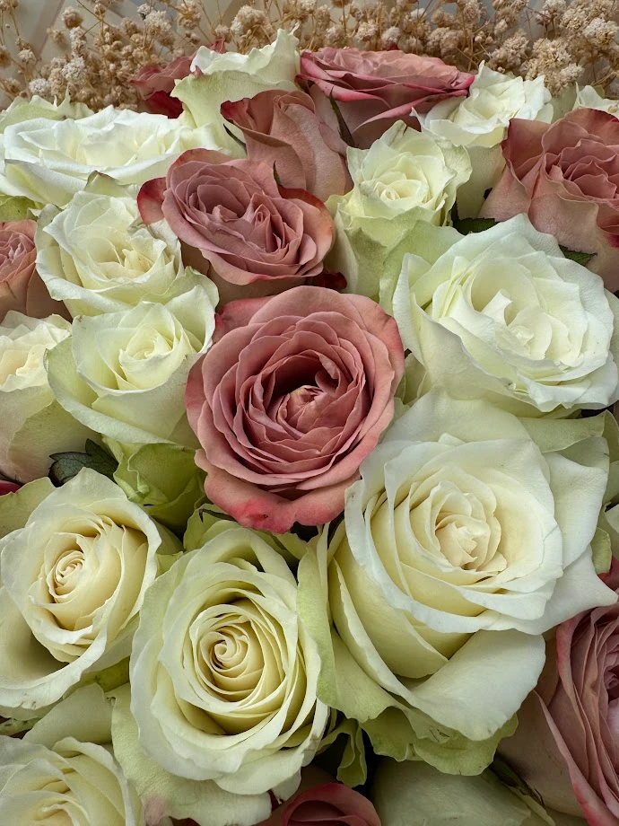 41 Adet İthal Kapiçino ve Beyaz Gül Buketi