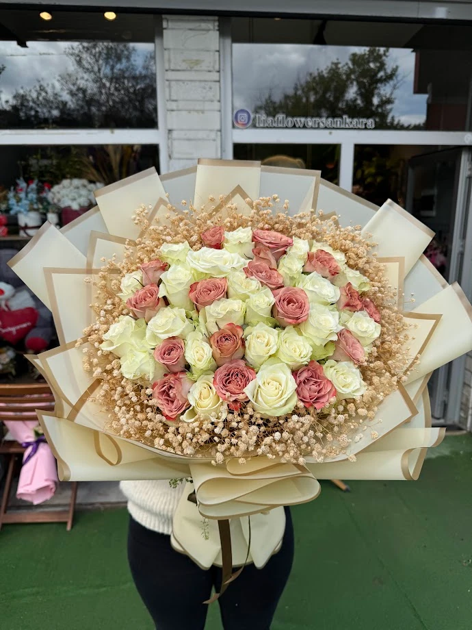 41 Adet İthal Kapiçino ve Beyaz Gül Buketi
