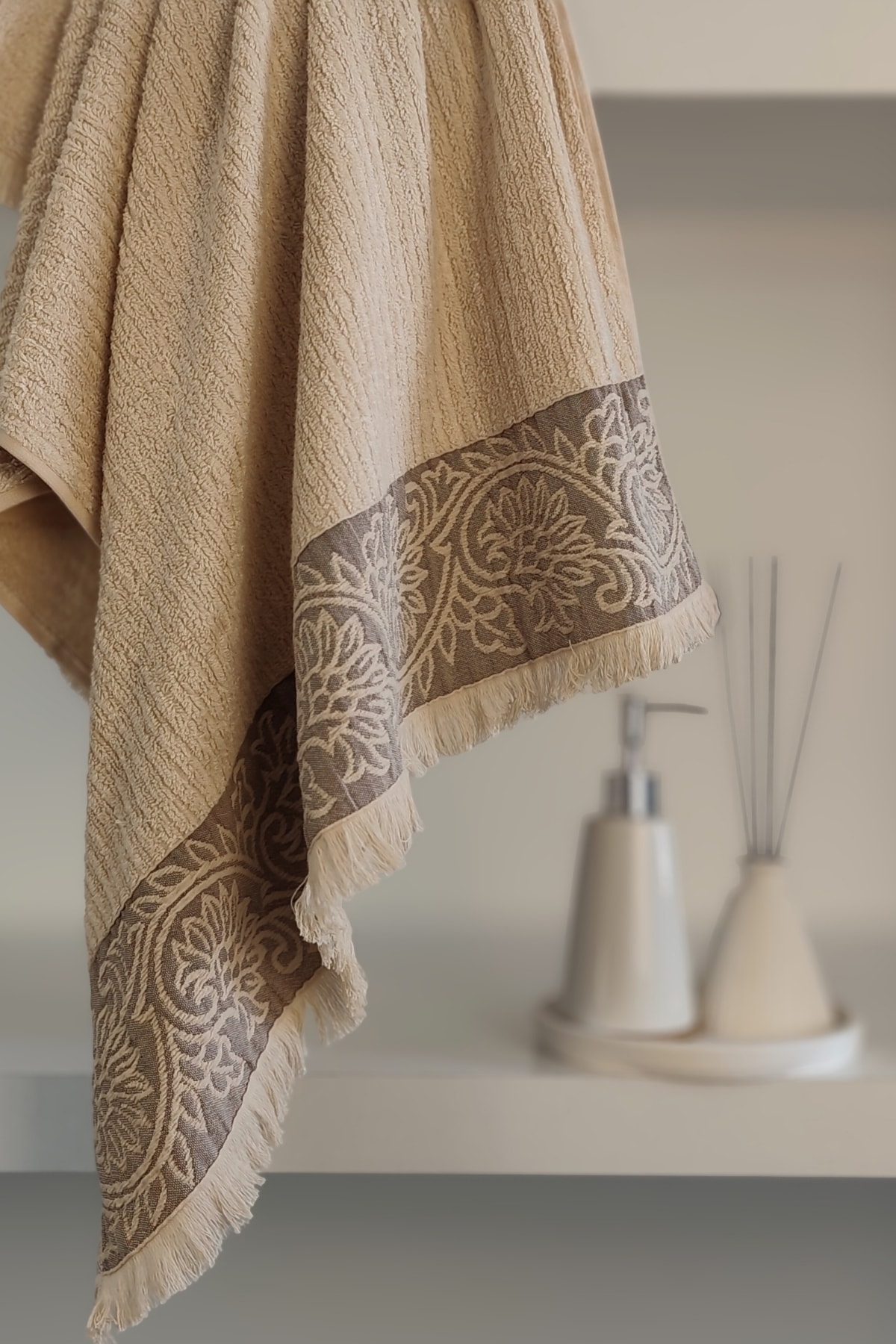 Bambu Kabartma Bordürlü Banyo Havlusu - Ekstra Yumuşak & Güçlü Su Emici - 70x140 cm - Kapuçino