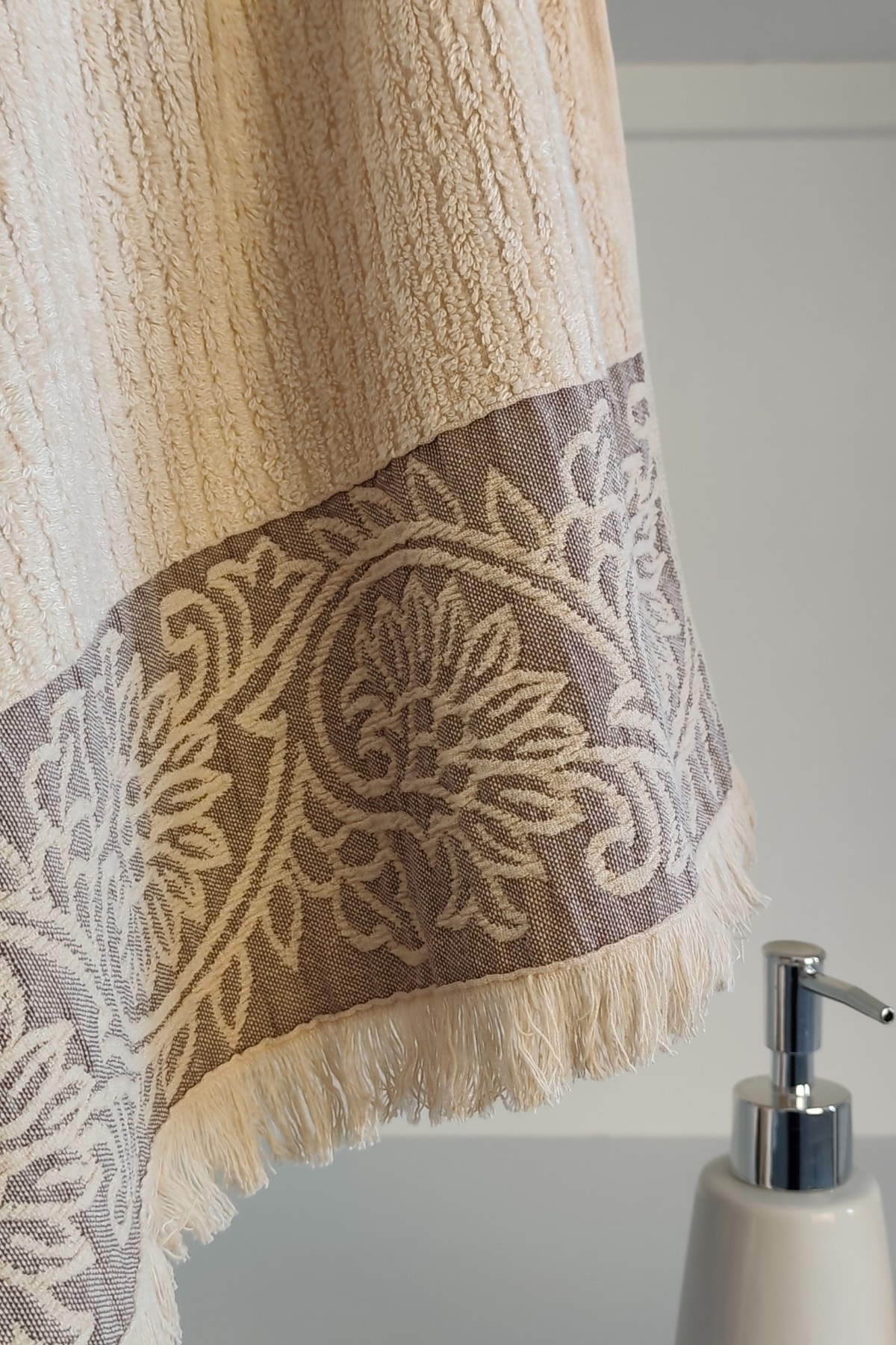 Bambu Kabartma Bordürlü Banyo Havlusu - Ekstra Yumuşak & Güçlü Su Emici - 70x140 cm - Kapuçino