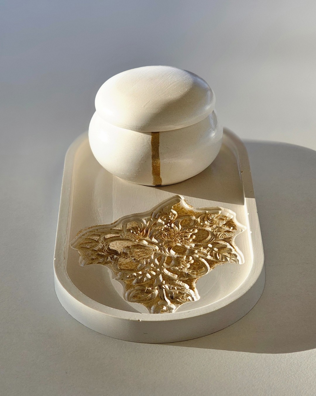 Tealight Mumluk & Tepsi Seti | Özel Tasarım | Kabartmalı Desen | 3 Parça | Gold Boyama