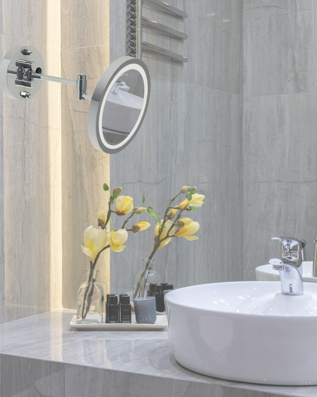 Duvara Monte Led Işıklı Krom Makyaj Aynası | Zoom Özellikli Premium Kozmetik Ayna | Ayarlanabilir Tasarım | Otel Buklet Serisi