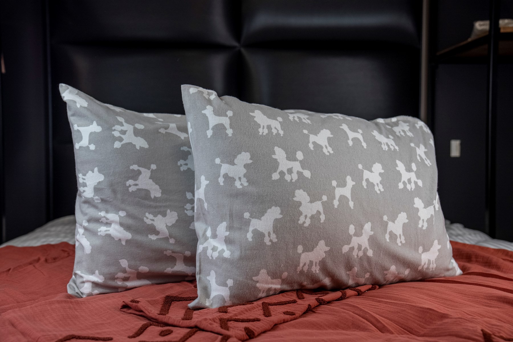 Beyaz Kaniş Desenli Flanel 2'li Gri Yastık Kılıfı 50x70