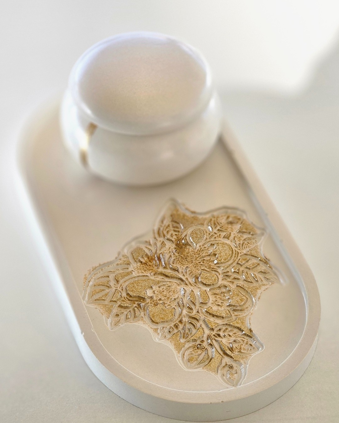 Tealight Mumluk & Tepsi Seti | Özel Tasarım | Kabartmalı Desen | 3 Parça | Gold Boyama