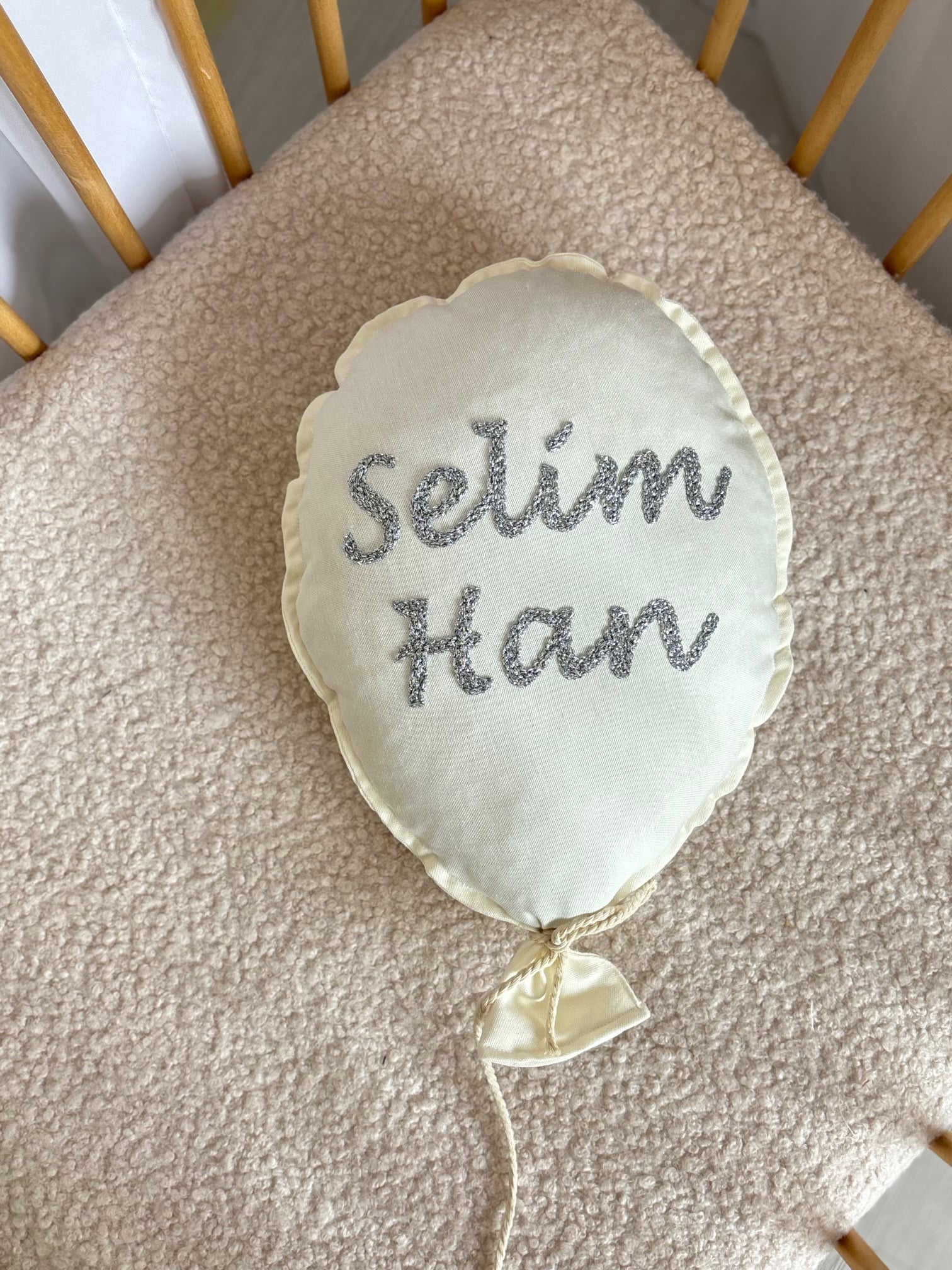 TEKLİ İSİM İŞLEMELİ EKRU BALON - GRİ SİMLİ İŞLEME